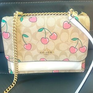 Klare Crossbody In Signature Canvas With Heart Cherry Print (Light Khaki Multi)